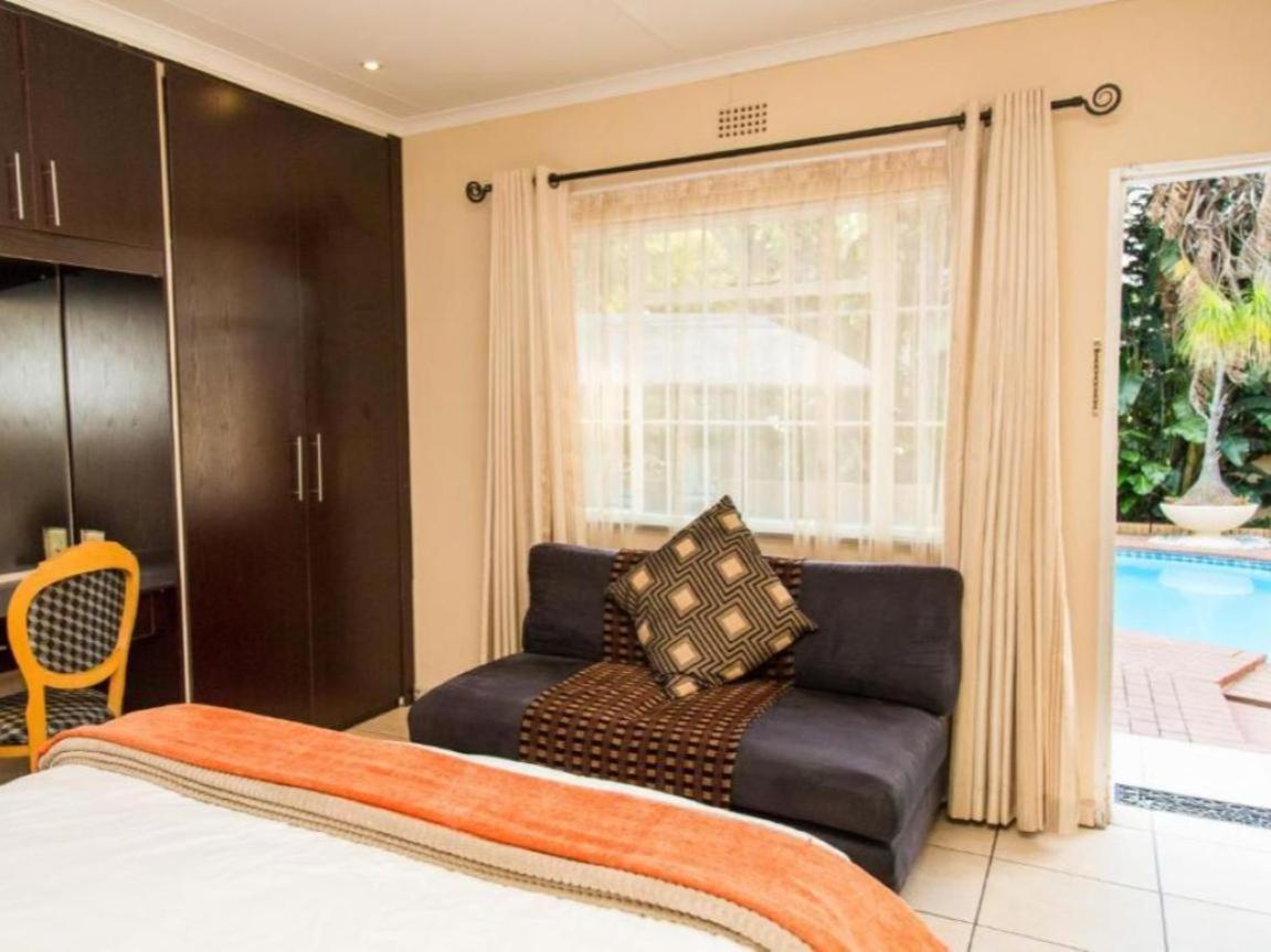 Sollunaa Guesthouse Sandton Ngoại thất bức ảnh