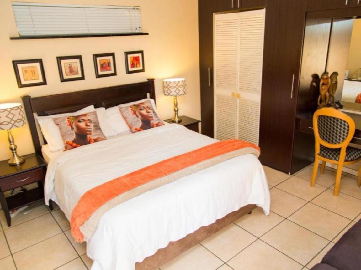 Sollunaa Guesthouse Sandton Ngoại thất bức ảnh