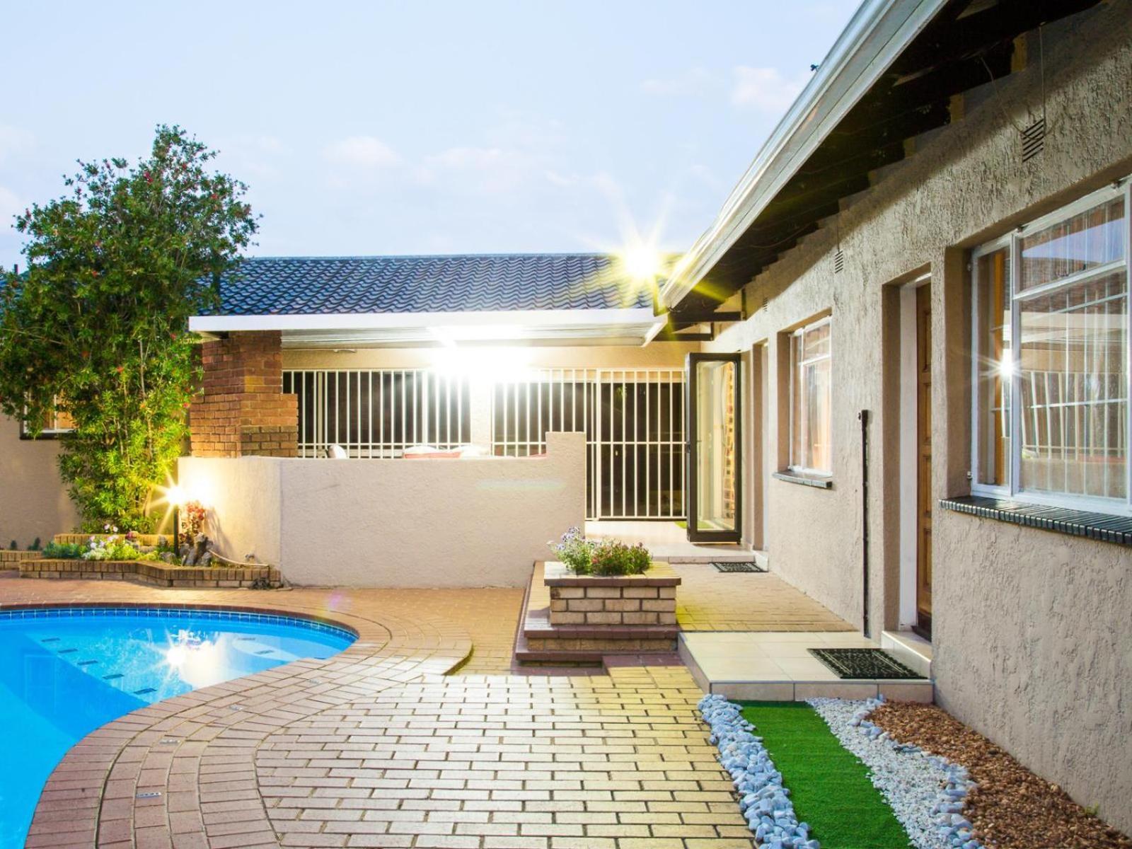 Sollunaa Guesthouse Sandton Ngoại thất bức ảnh