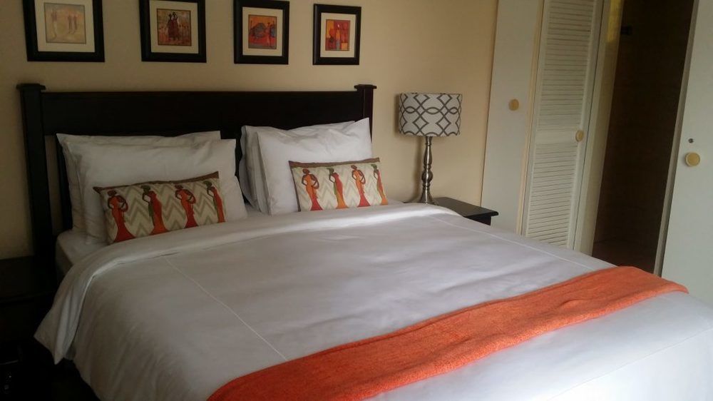 Sollunaa Guesthouse Sandton Ngoại thất bức ảnh